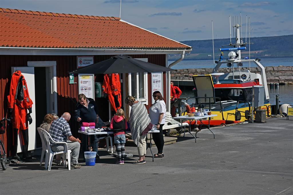 Lotteriförsäljning och umgänge vid Sjöräddningssällskapets klubbstuga i hamnen